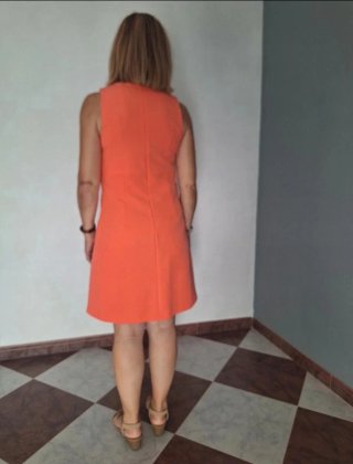 Vestido coral con encaje