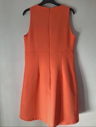 Vestido coral con encaje