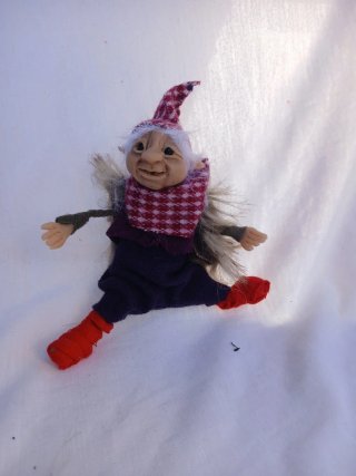 Duende de peluche con gorro y botas rojas