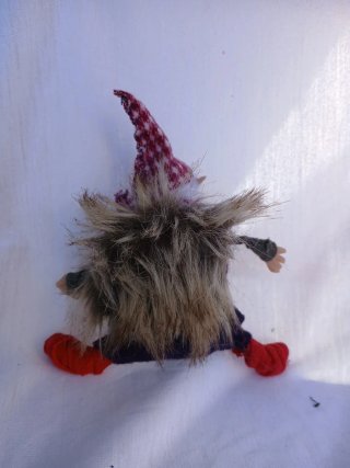Duende de peluche con gorro y botas rojas