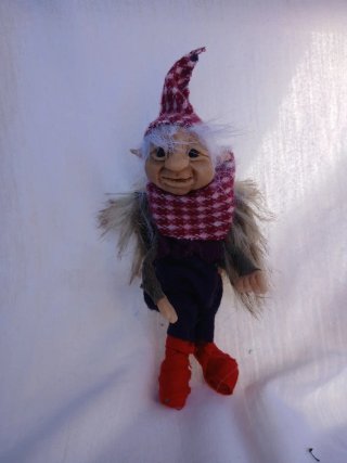 Duende de peluche con gorro y botas rojas