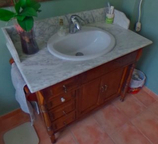 Mueble de baño rústico con lavabo