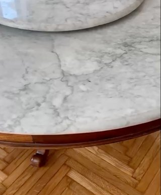 Tavolo rotondo antico in marmo e legno