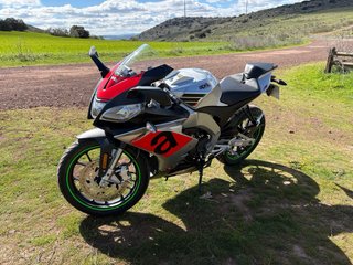 Aprilia RS125 Deportiva Roja y Plata ABS