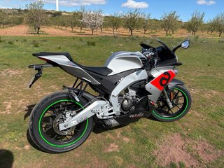 Aprilia RS125 Deportiva Roja y Plata ABS