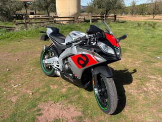 Aprilia RS125 Deportiva Roja y Plata ABS