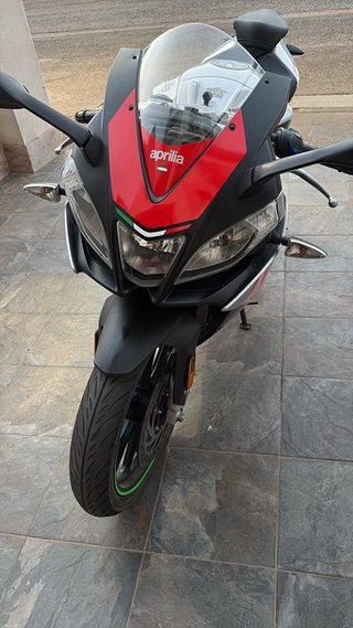 Aprilia RS125 Deportiva Roja y Plata ABS