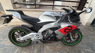 Aprilia RS125 Deportiva Roja y Plata ABS