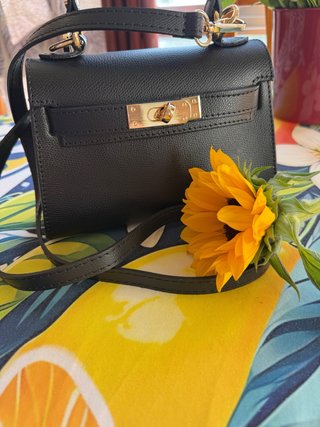Borsa mini nera con dettagli dorati