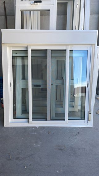 Ventana corredera blanca