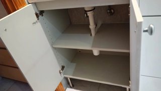 Mueble de lavabo gris y blanco