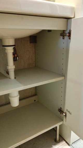 Mueble de lavabo gris y blanco