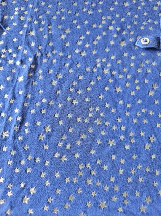 Camiseta azul con estrellas plateadas