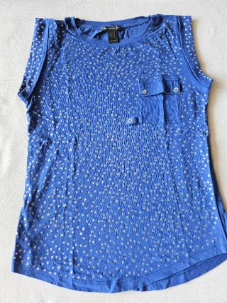 Camiseta azul con estrellas plateadas