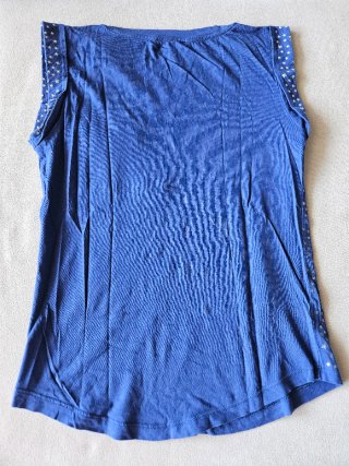 Camiseta azul con estrellas plateadas
