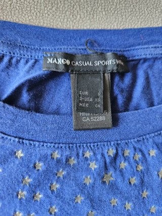 Camiseta azul con estrellas plateadas