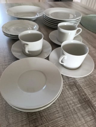 Juego de tazas y platos de porcelana