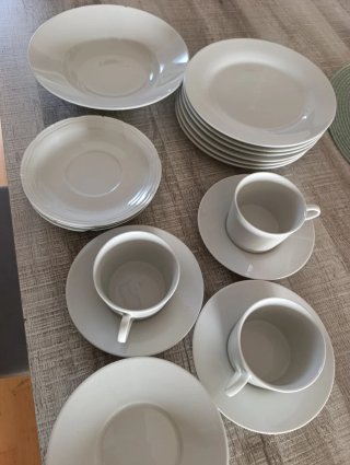 Juego de tazas y platos de porcelana