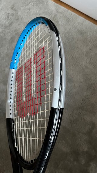 Raqueta Wilson con bote de pelotas Dunlop