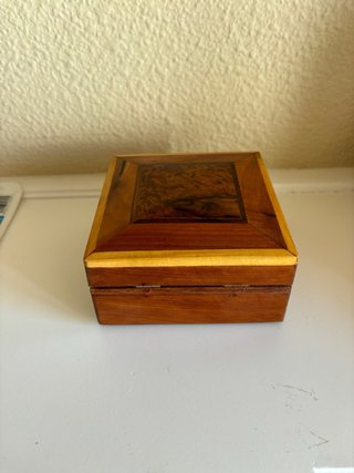 Caja de madera decorada