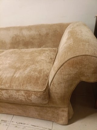 Sofá tapizado en tèxtil beige. Incluye cojines.