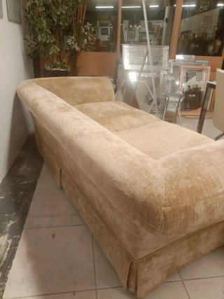 Sofá tapizado en tèxtil beige. Incluye cojines.