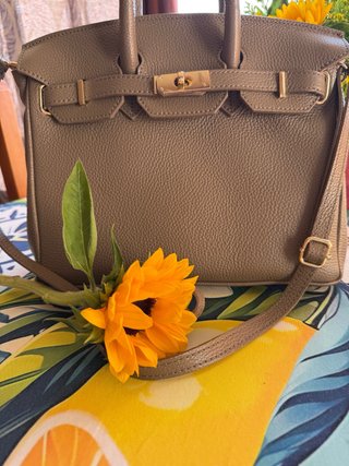 Borsa a spalla grigia con dettagli dorati