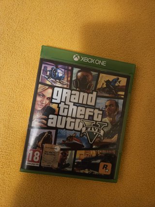 Xbox One con GTA 5 e accessori