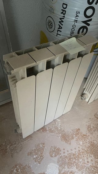 Radiatori Metallici Beige e Bianchi