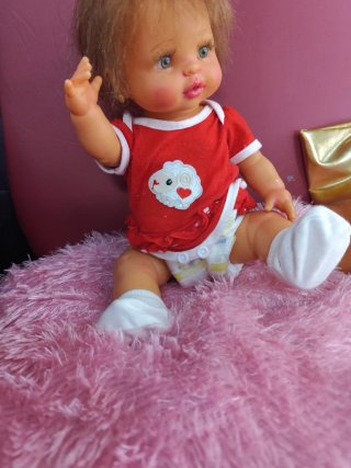Muñeca bebé tipo reborn hace pipi