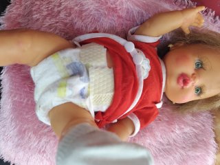 Muñeca bebé tipo reborn hace pipi
