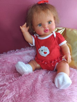 Muñeca bebé tipo reborn hace pipi