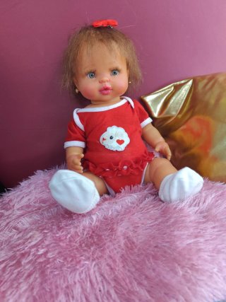 Muñeca bebé tipo reborn hace pipi