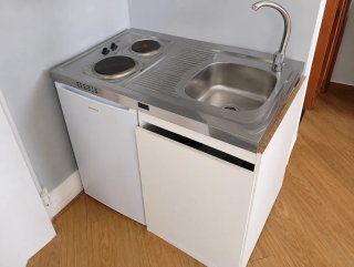 Mini cocina con nevera incorporada