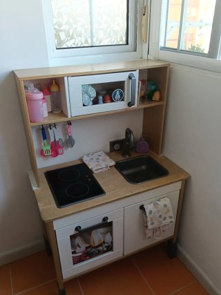 Vendo lavagna e cucina in legno per bambini di Ikea