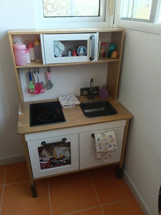 Vendo lavagna e cucina in legno per bambini di Ikea