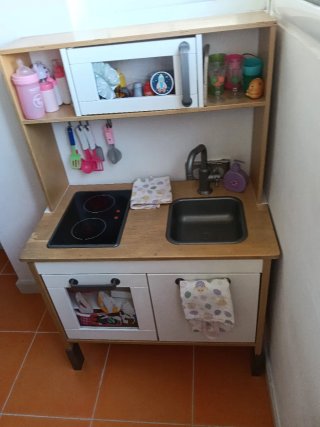 Vendo lavagna e cucina in legno per bambini di Ikea