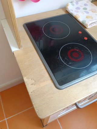 Vendo lavagna e cucina in legno per bambini di Ikea