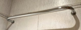 Dos toalleros y portarrollos de baño a juego