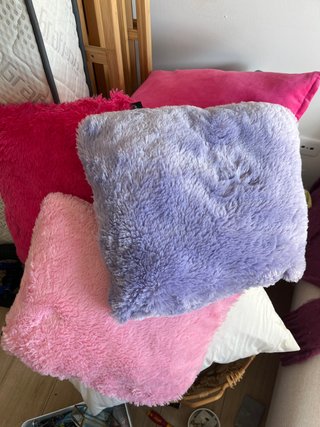 Cojines de peluche rosas y morados