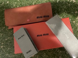 Gafas de sol Miu Miu negras