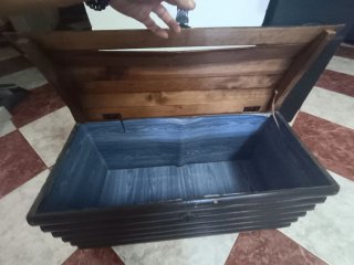 Baúl de madera oscuro con cierre