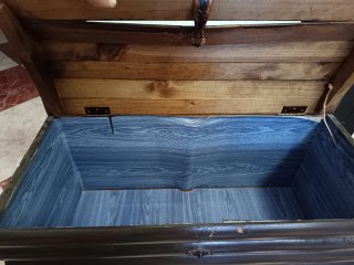 Baúl de madera oscuro con cierre