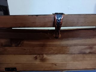 Baúl de madera oscuro con cierre