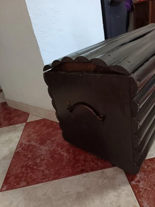 Baúl de madera oscuro con cierre
