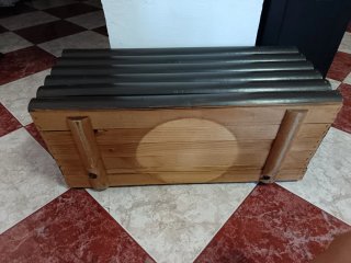 Baúl de madera oscuro con cierre