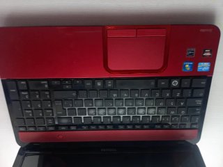 Ordenador portátil Toshiba rojo para reparar.