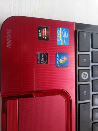Ordenador portátil Toshiba rojo para reparar.