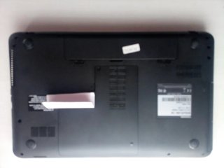 Ordenador portátil Toshiba rojo para reparar.