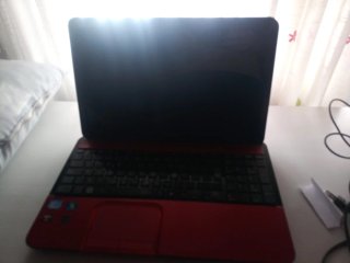 Ordenador portátil Toshiba rojo para reparar.